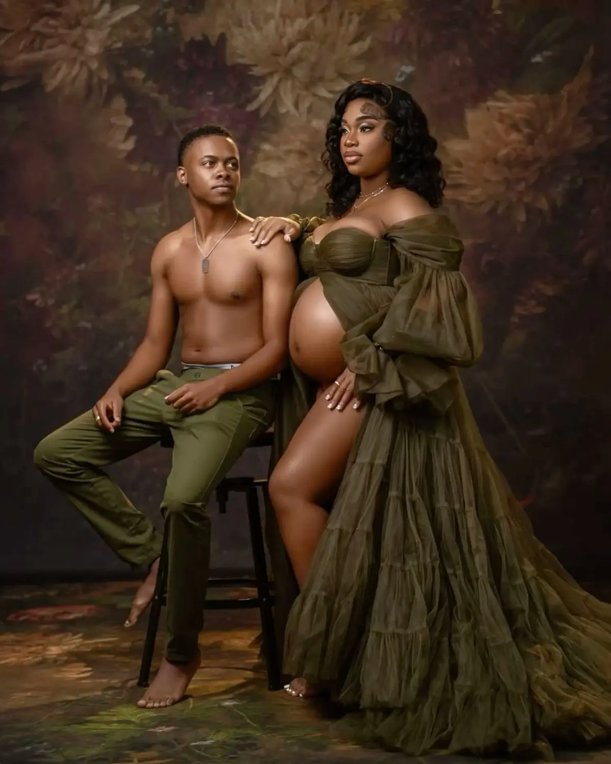 abito-da-maternita-di-design-per-servizio-fotografico-vestaglia-in-morbido-tulle-verde-oliva-con-spalle-scoperte-abito-per-gravidanza-per-baby-shower