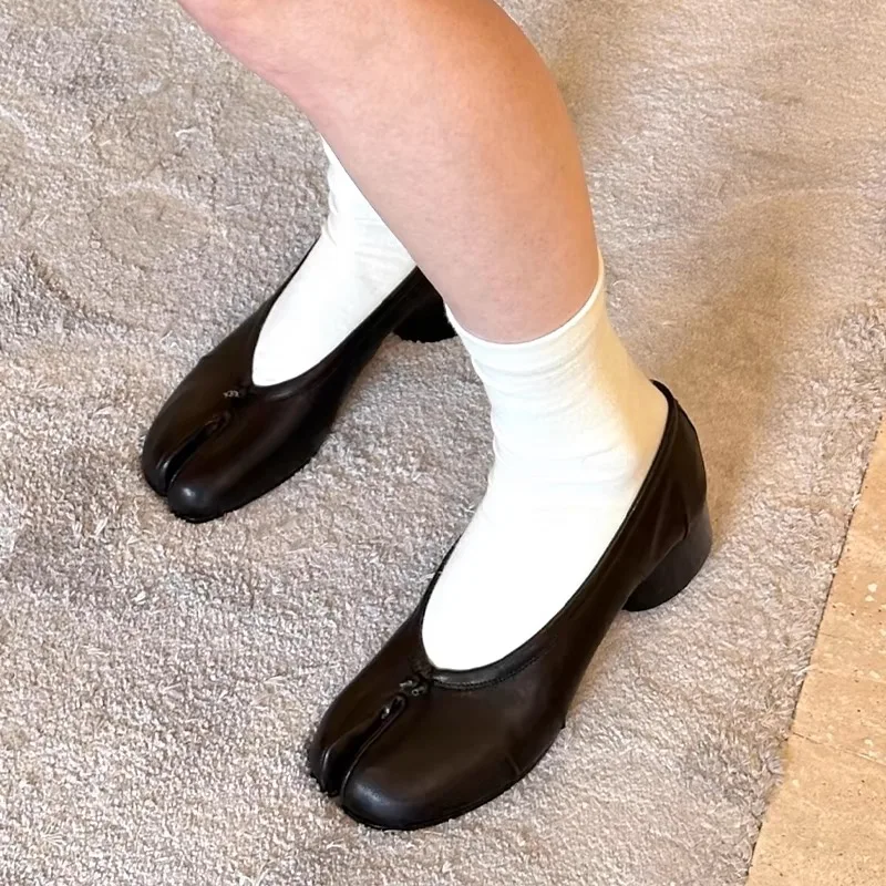 

2025 Tabi Fold Low Heel Ballet Shoes Women Luxury Design Split Toe Pumps Round Chunky Heel Elegant Retro Shoes Feamle
