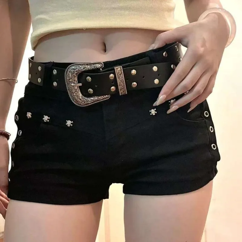 Shorts de mezclilla negros ajustados estilo Y2K para mujer, diseño con remaches, cintura baja, efecto adelgazante, pantalones cortos de moda.