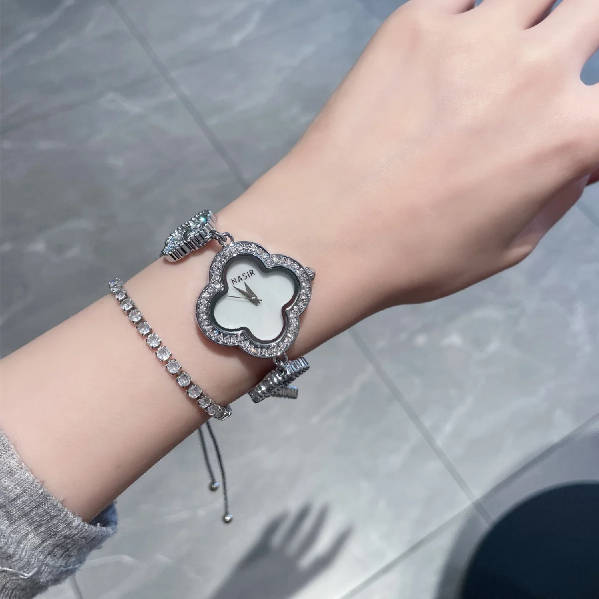 CILOA New Women's Versatile Bracelet Watch – Floral Design, Fashionable Light Luxury, Quartz-Powered, Waterproof
