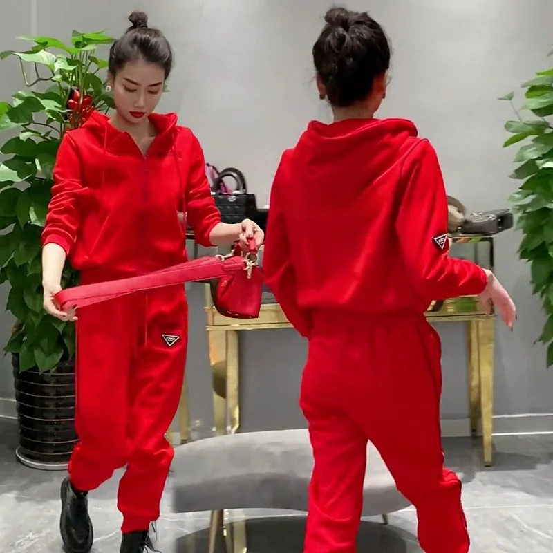 

Модный спортивный повседневный женский комплект-двойка: стильный облегающий красный ансамбль, трендовый наряд для зимнего сезона