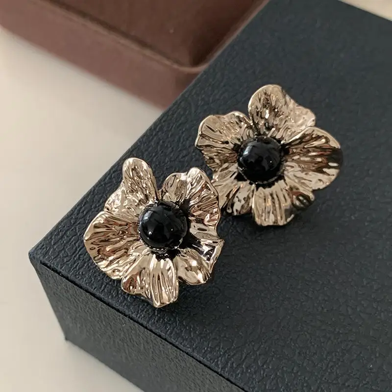 

Metal Flower Black Pearl Earrings New popular Vintage stud Ear piercing for women