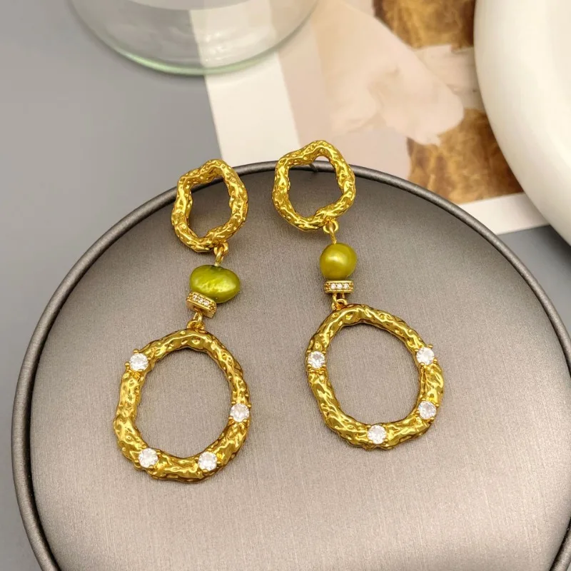 

Fashion Irregular Gold-plated Shiny Rhinestone Round Pendant Women's Earrings Designer Charm Green Pearl Sexy Women's Earrings