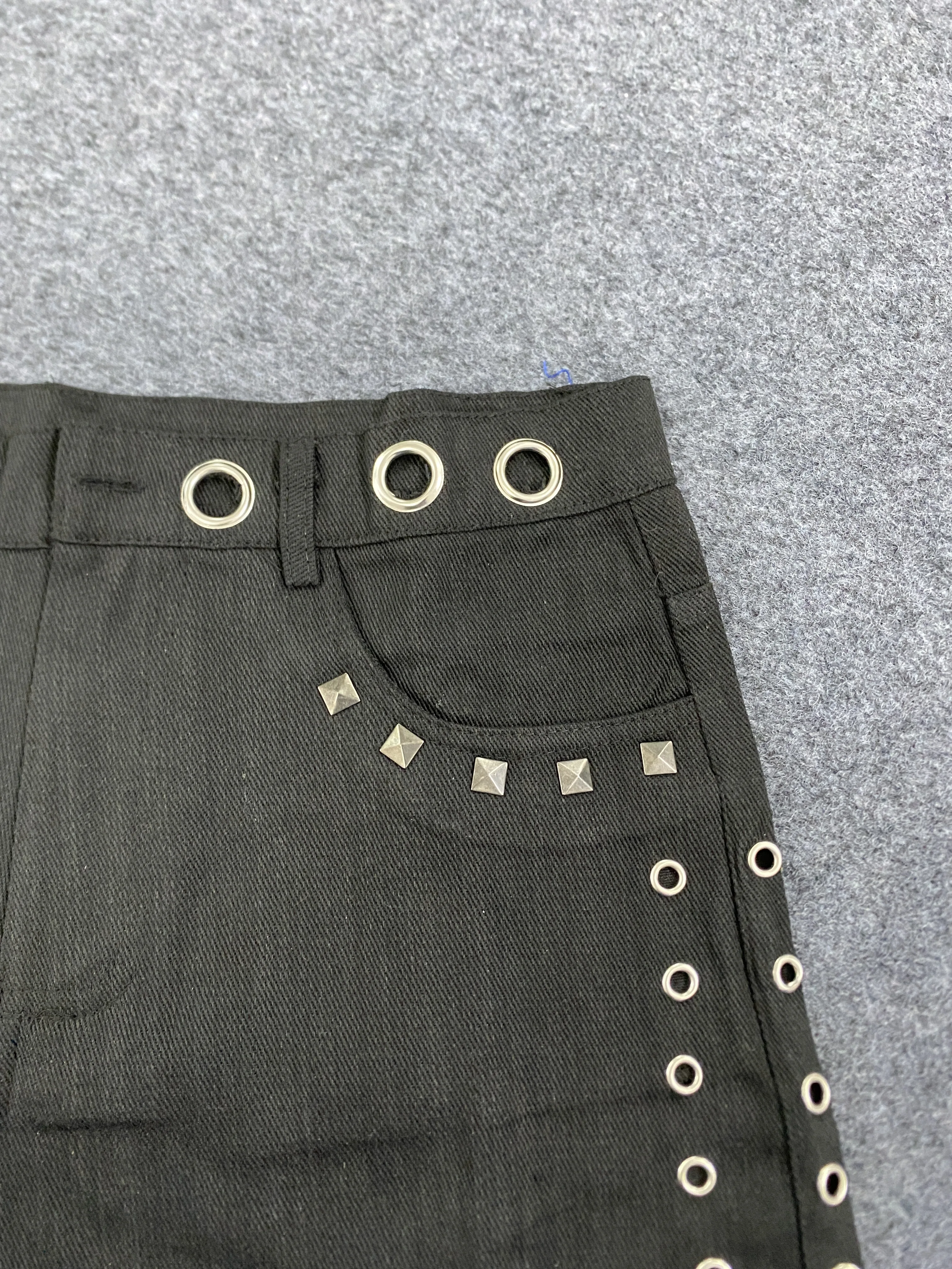 Novedad de verano, estilo coreano Y2K con sentido del diseño, moda versátil para el día a día, pantalones cortos ajustados con remaches negros para mujer