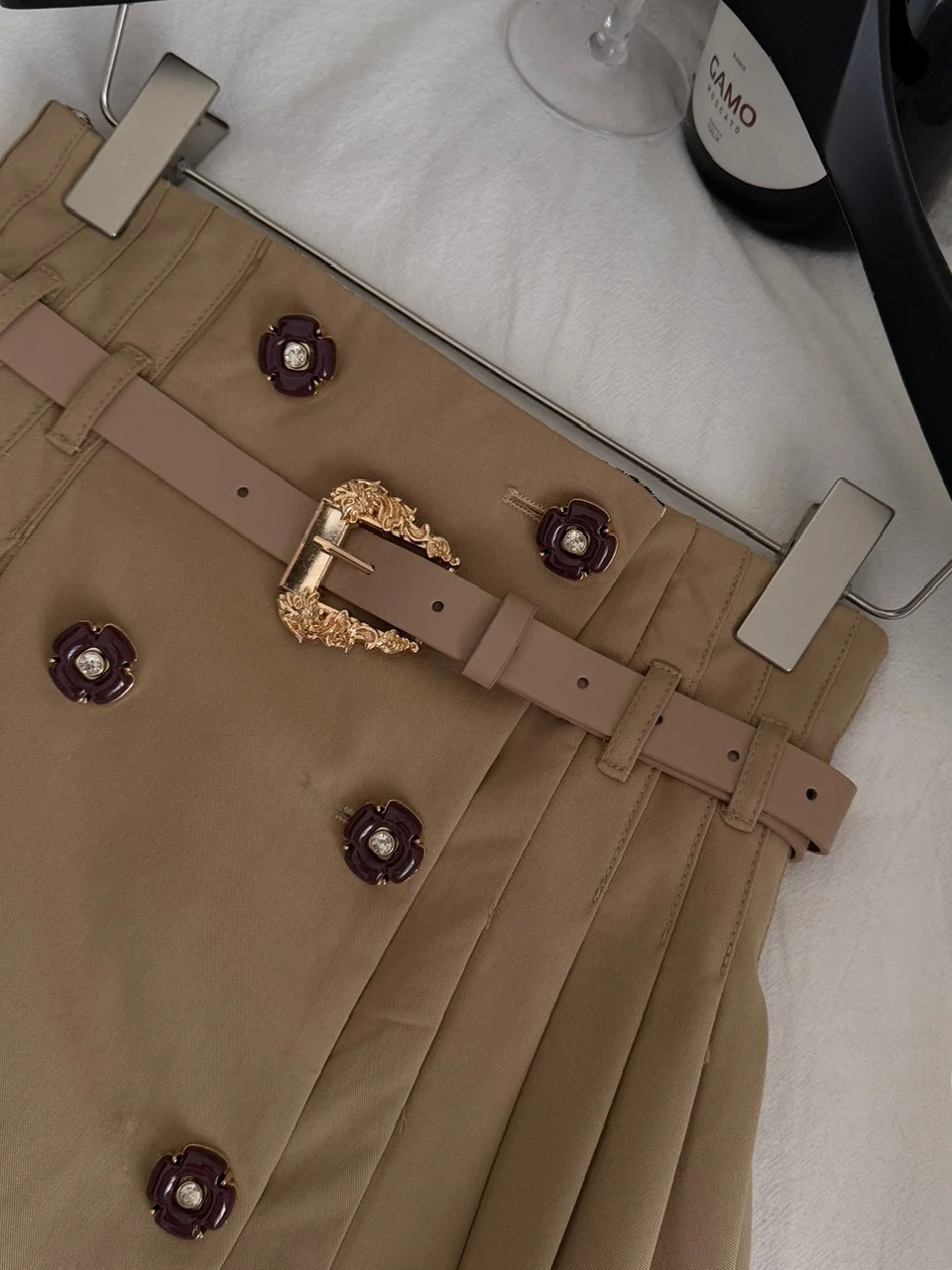   กระโปรงผู้หญิงทรงเอวสูงจีบติดกระดุมเก๋ไก๋ แฟชั่นช่วยให้ดูผอมเพรียว เหมาะสำหรับใส่ไปทำงานในฤดูใบไม้ร่วง ทรงเข้ารูป ผลิตจากโพลีเอสเตอร์