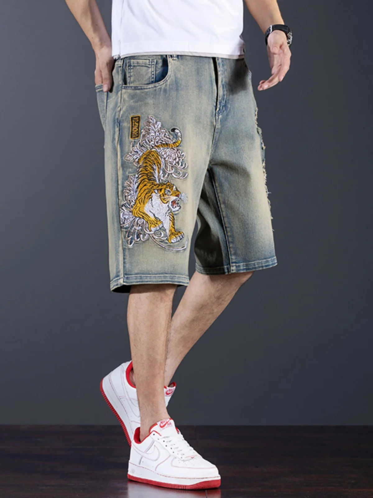 

Trendy Yellow Clay Dyed Tiger Embroidery Loose Straight Leg Jeans orts for Men Faionable Distred Hole Pants Five-Quart...