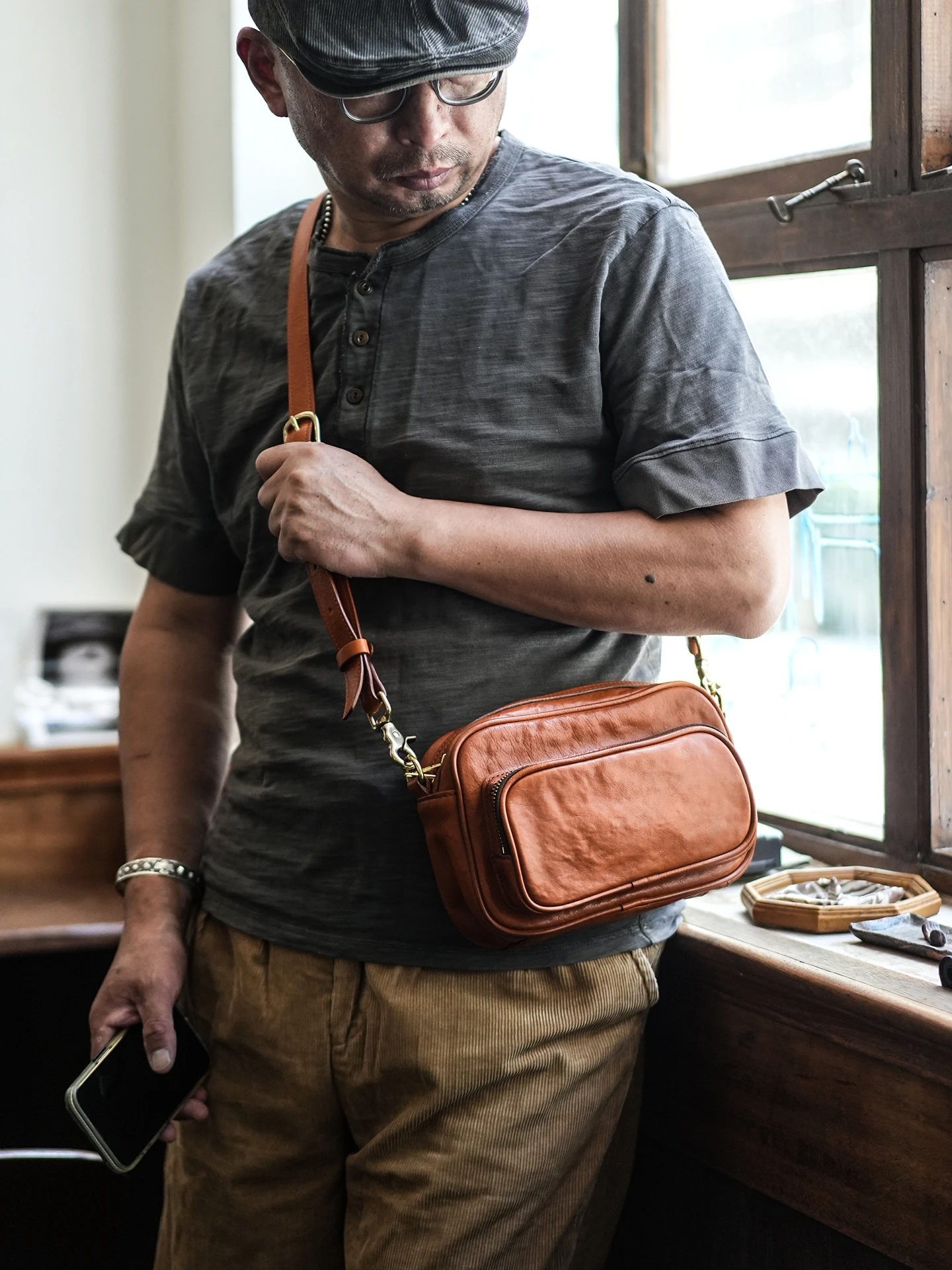 PNDME simple vintage handmade high-quality genuine leather men's crossbody bag casual designer luxury real leather shoulder bag.