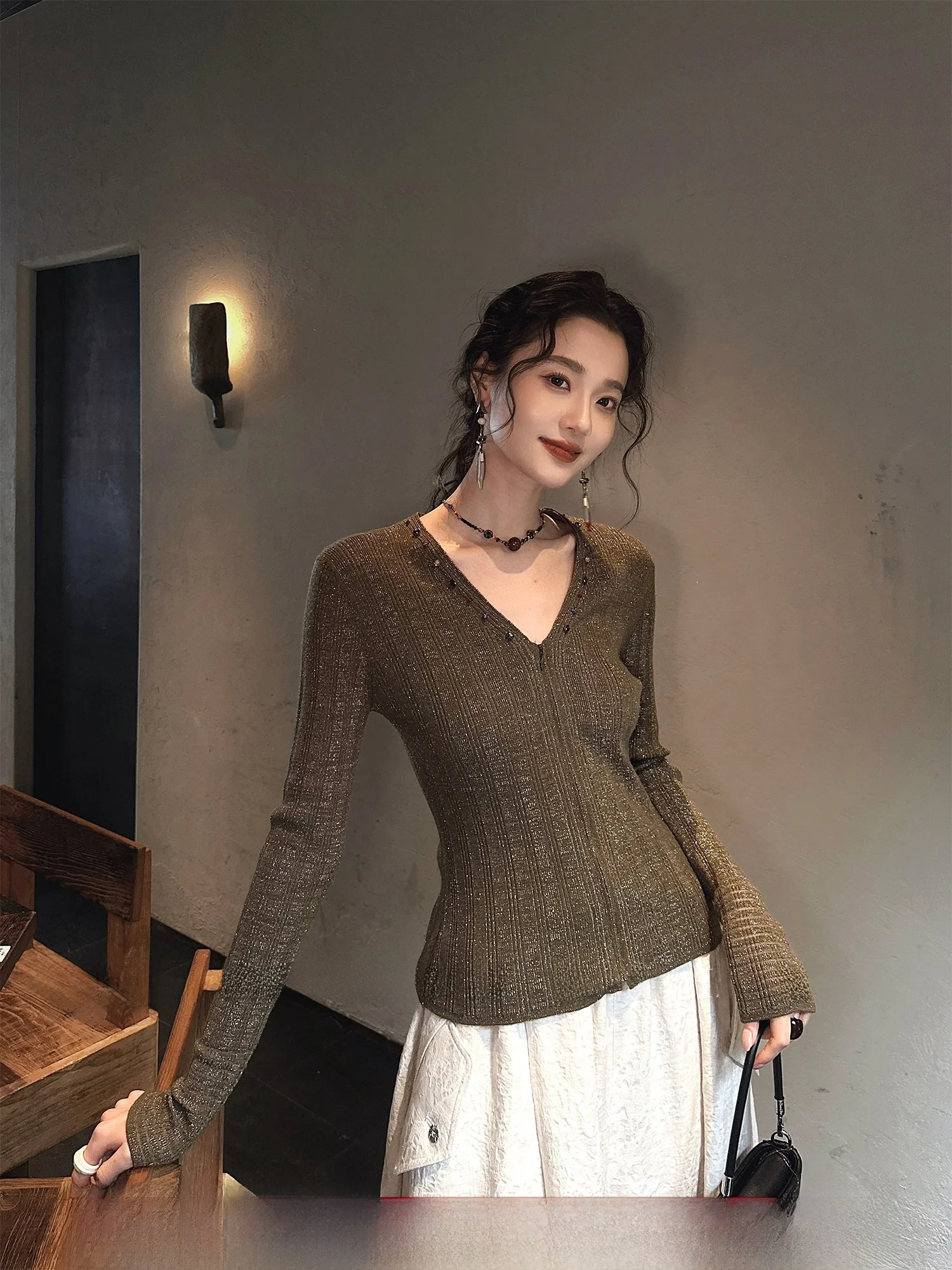 

Sanji Bla Flower【Quiet】Вязаная базовая кофта с бисером, 00% шерсть, новинка 2025 года, женский модный топ для повседневной носки, свободный крой...