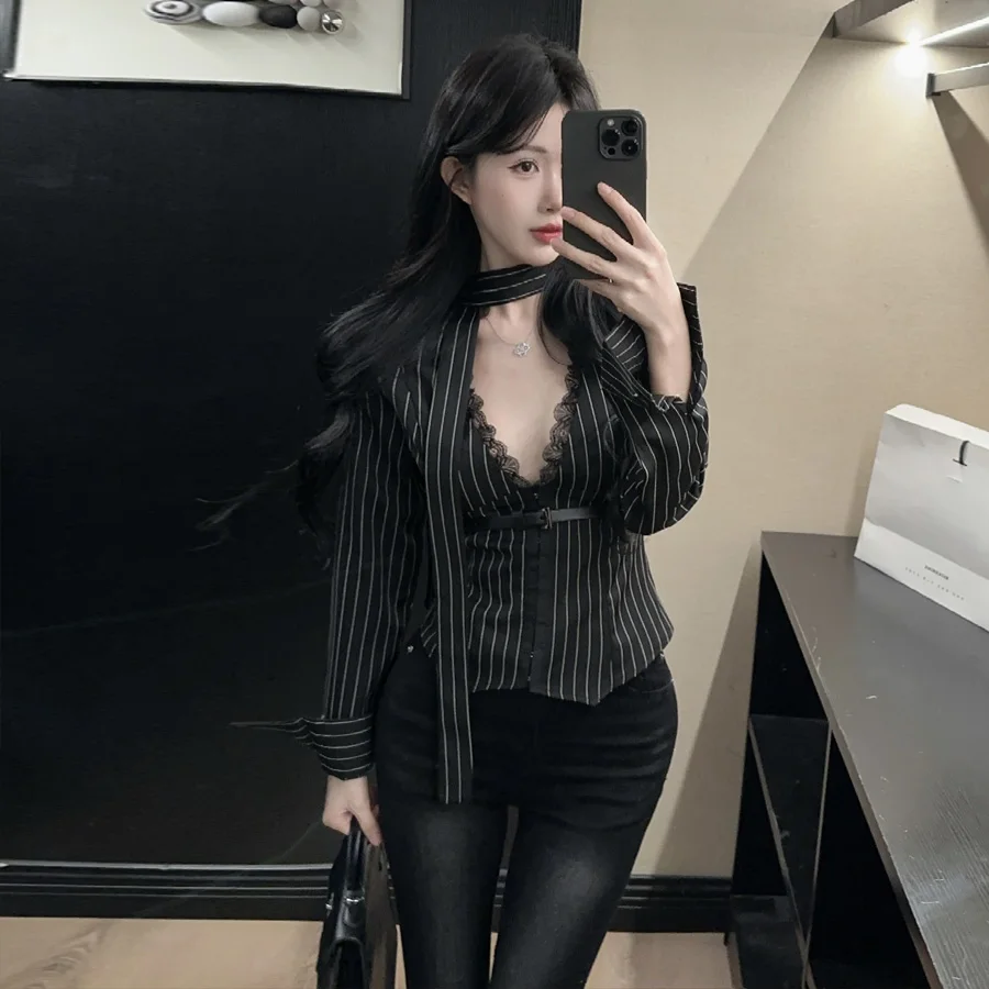 

Сексуальная женская рубашка в корейском стиле Pure Desire Spicy Girl с глубоким V-образным вырезом, длинными рукавами, полосатыми вставками и кружевной отделкой на талии