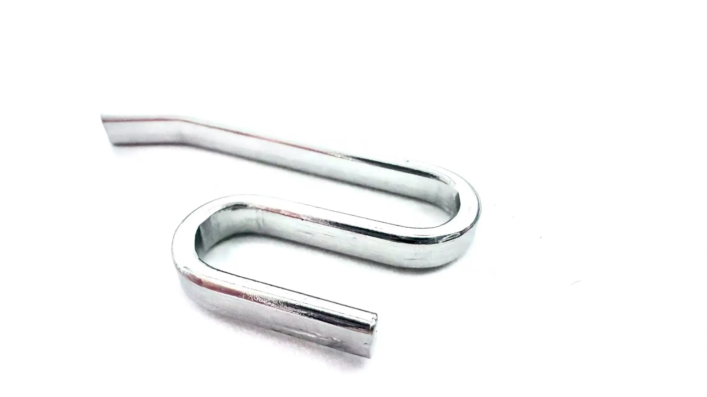 ตะขอเกี่ยวรูปตัว S แบบพิเศษจากผู้ผลิต ทำจากสแตนเลส พร้อมลวดเหล็กกล้าคาร์บอนชุบสังกะสี คุณสมบัติหมุนได้ ดัดงอได้