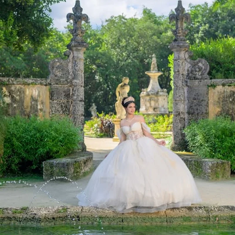 Luz personalizada champanhe quinceanera vestidos fora do ombro apliques de cristal cauda longa renda tull vestido 15 quinceanera