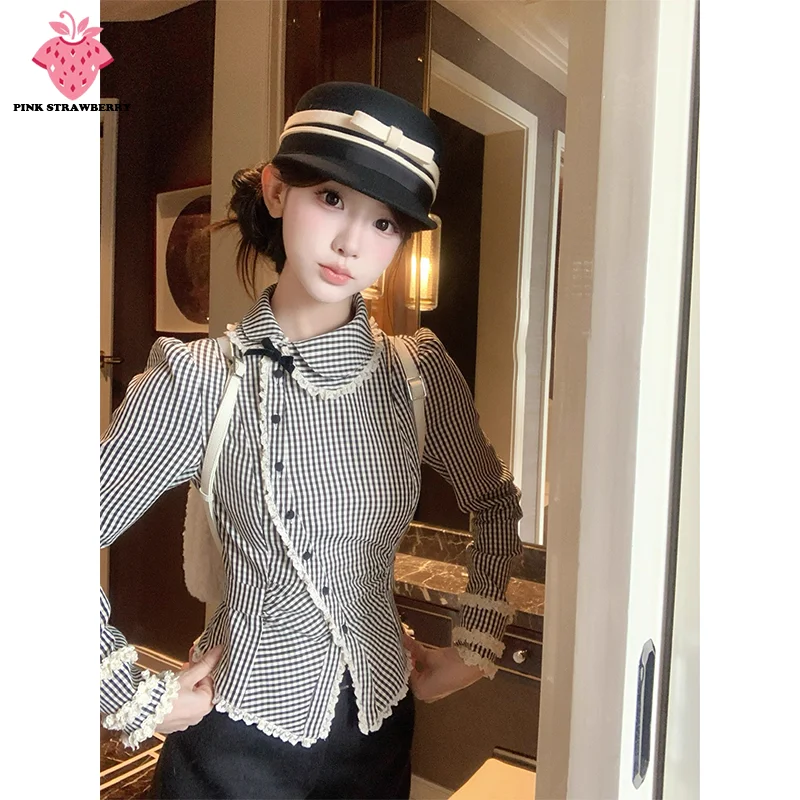 เสื้อเชิ้ตสไตล์เรโทรหวานละมุนสำหรับผู้หญิง ฤดูใบไม้ผลิ รุ่นใหม่ สไตล์ฝรั่งเศส ลายสก็อตแบบไม่สมมาตร คอปีเตอร์แพน แต่งลูกไม้ ทรงเข้ารูป เสื้อผ้าผู้หญิง