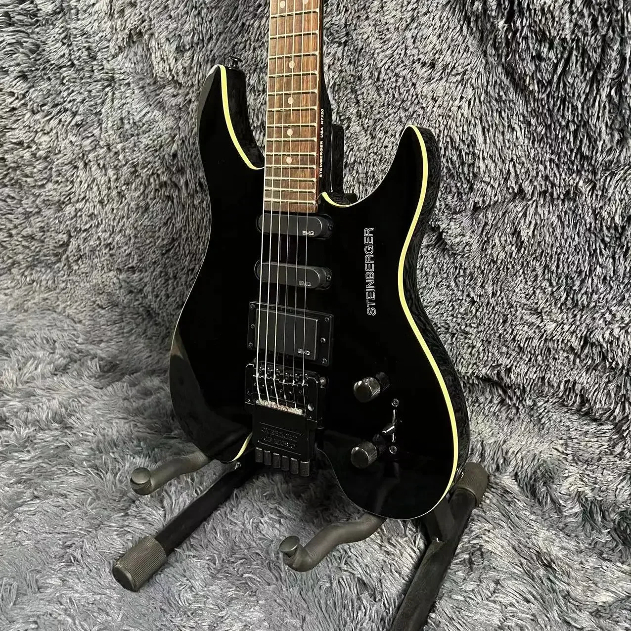 

Headless Electric Guitar, Mahogany Body, Black Color, Rosewood Fingerboard, Floyd Rose Tremolo Bridge, Steinberger, Free Ship