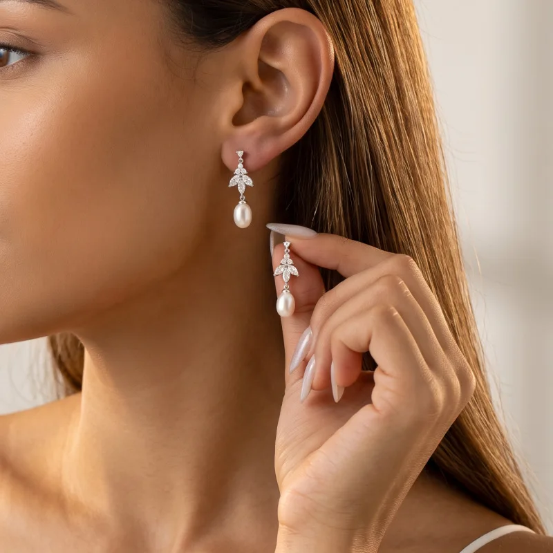 Cross-border new fashion earrings, exquisite diamond-set shiny pearl pendant earrings, light luxury and elegant earrings.