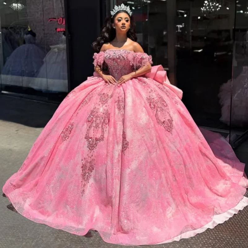 

Блестящие розовые платья Quinceanera по индивидуальному заказу с открытыми плечами и блестками, аппликация с кристаллами, длинный хвост, многослойное платье 15, Quinceanera