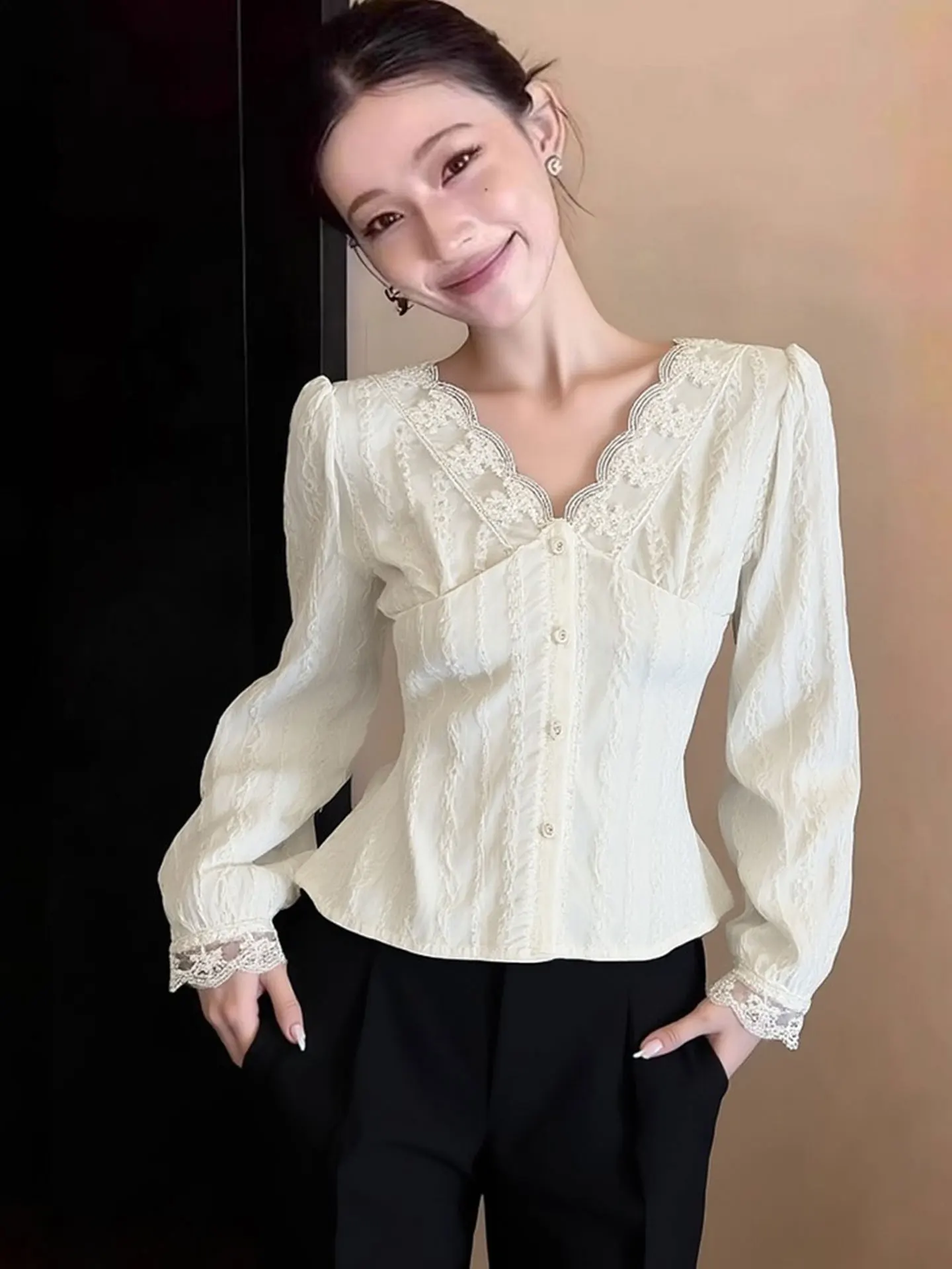 

Elegant Lace Splice V-Neck Long Sleeve Shirt Women's Fashionable Top Korean Style Commute High-End Brand Spring 2026