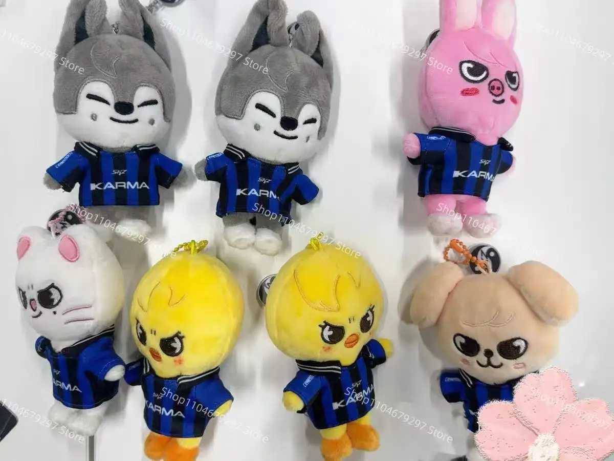 يقوم SKZOO Stray Kids الجديد بفترة محدودة لفتح البضائع الحصرية في نفس الإطار مع عشاق المعبود SKZOO كارما الأزرق جيرسي الجديد