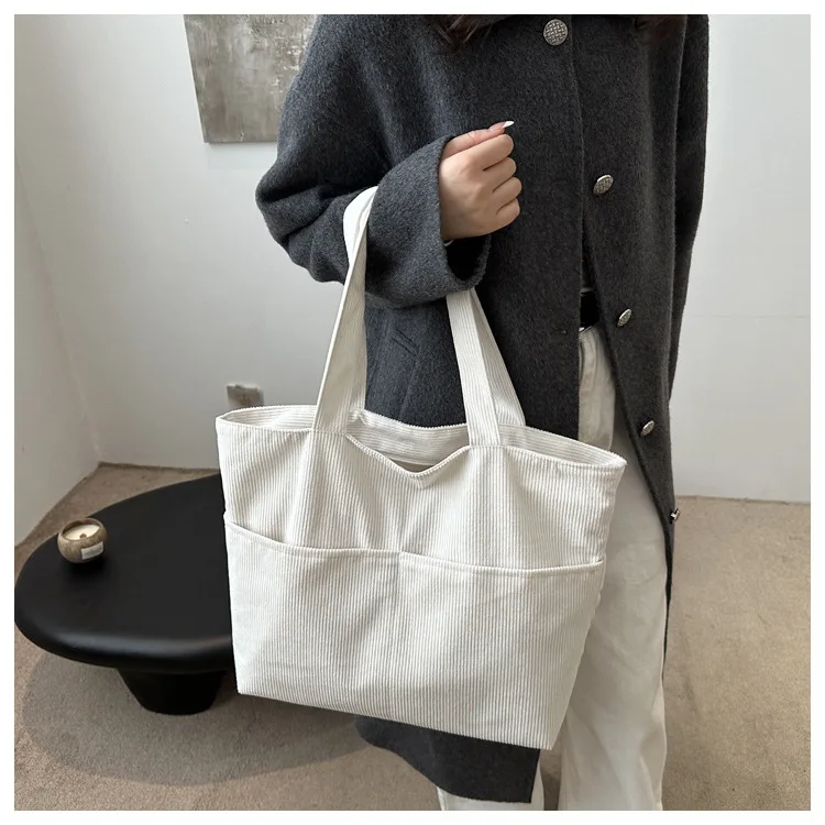 Lässige Cord-Tragetasche mit großem Fassungsvermögen, minimalistischem Design, weicher Stoff, Schultertasche für Damen, ideal für den täglichen Pendlergebrauch. – Detail 11
