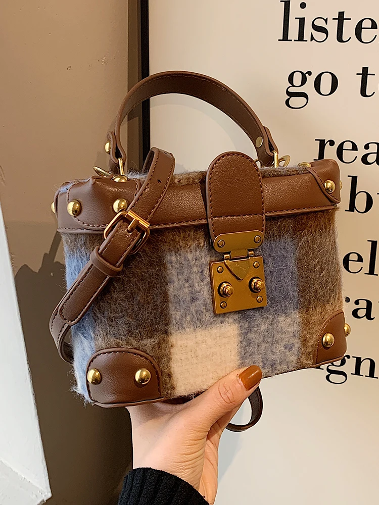 2023 Autumn/Winter New Woolen Crossbody Bag Light Luxury Retro Unique Lock Buckle Water Bucket Bag Elegant Ladies Underarm Bags