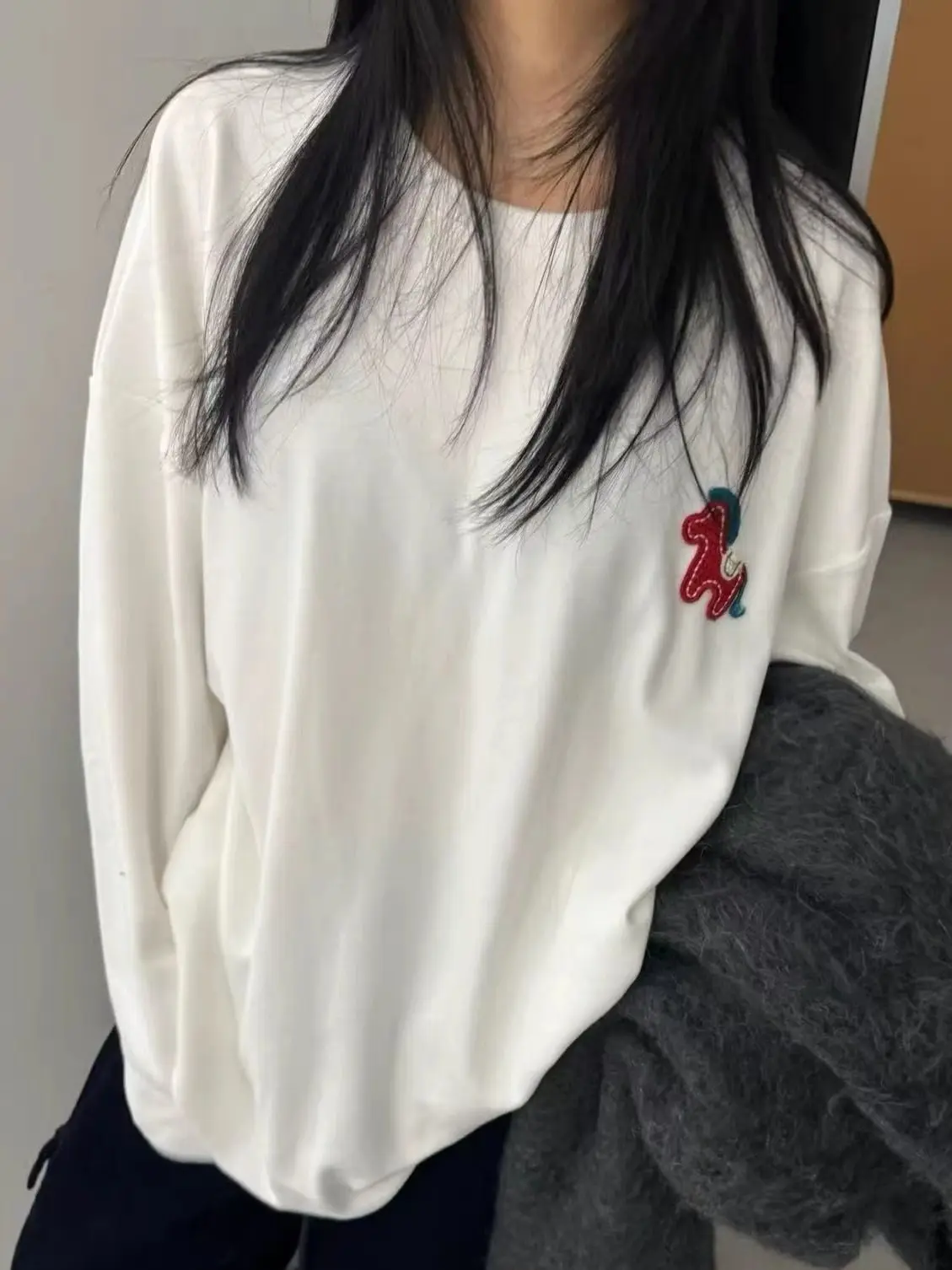 

Свободный удлиненный женский топ на весну 2026 года в стиле Dongda Gate, повседневный, комфортный, стройнящий, с лейблом.