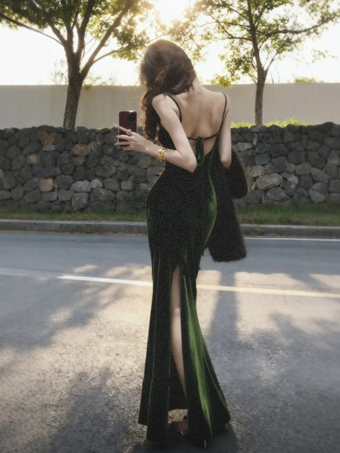 

Элегантная бархатная юбка-карандаш с открытыми плечами и завышенной талией для деловых встреч и повседневной носки...