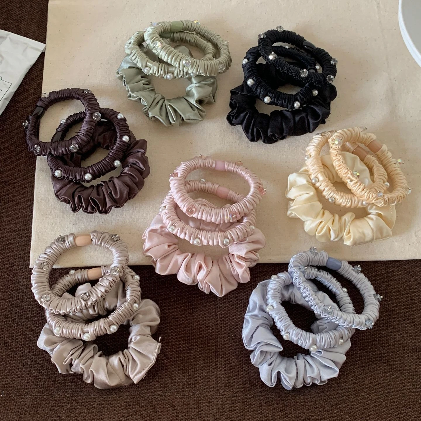 3 Stück Einfache Perlen-Kristall-Haargummis Hochelastische Schlichte Satin-Plissee-Scrunchies Haaraccessoires Satin-Falten-Haargummis – Detail 4