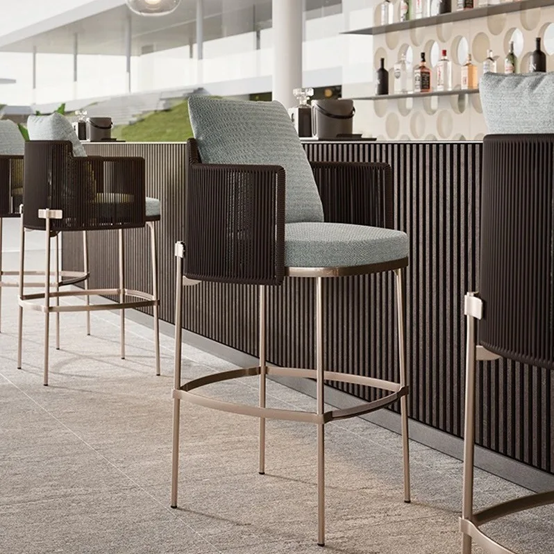 Outdoor-Rattan-Tisch- und Stuhlkombination im Innenhof, Hotelvilla, Restaurant im Freien, Designer-Rattan