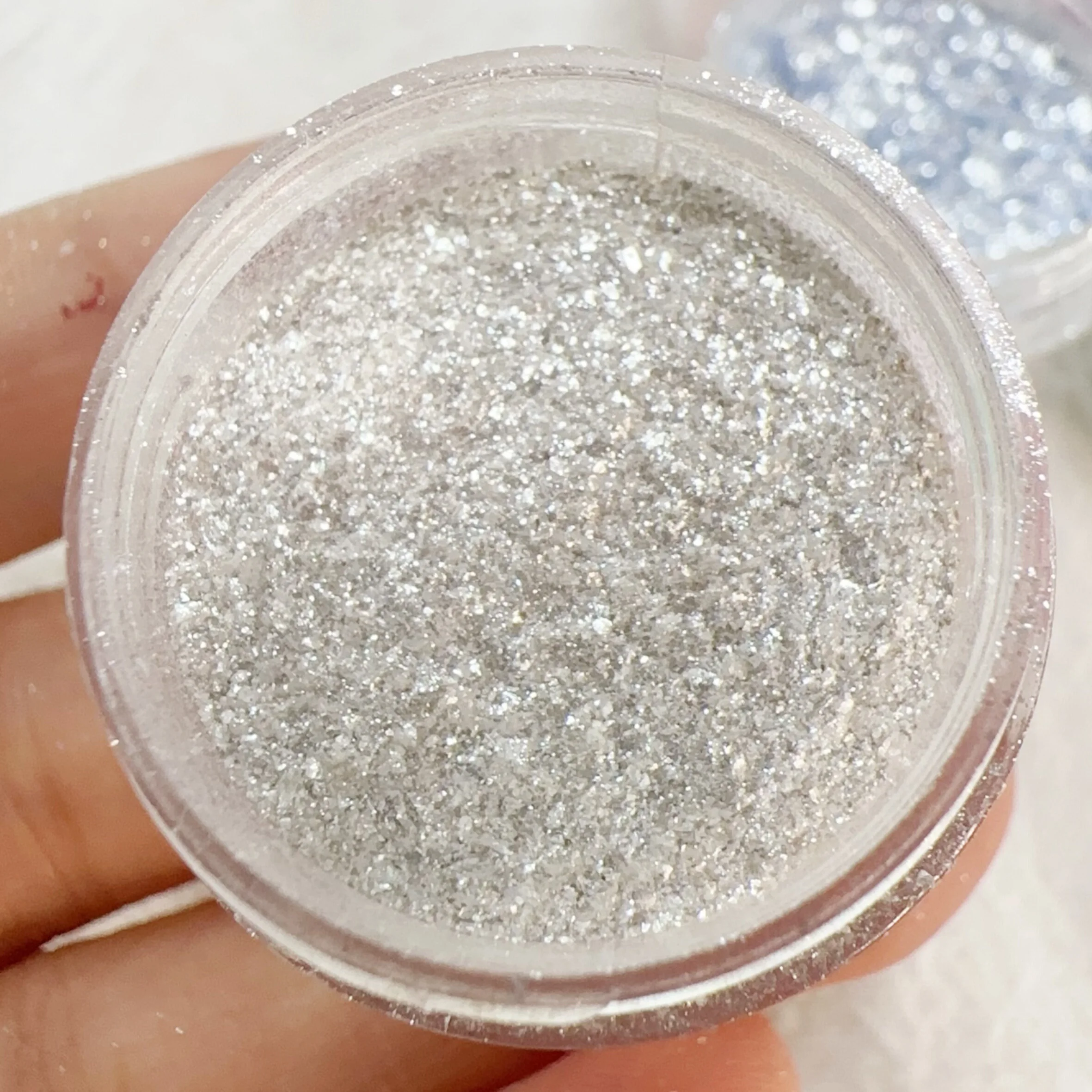 قطعة واحدة من فن الأظافر اللامع على شكل ندفة الثلج من ميكا، ساحر وجميل، مثالي كهدية لعيد الميلاد.