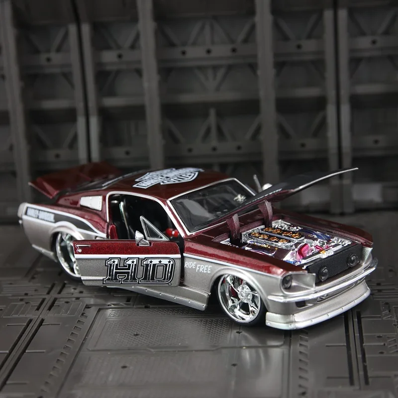 

Масштабная модель 1:24 Ford Mustang GT 1967 года, классический маслкар, литая коллекционная игрушка из сплава, украшение для рабочего стола, подарок на день рождения