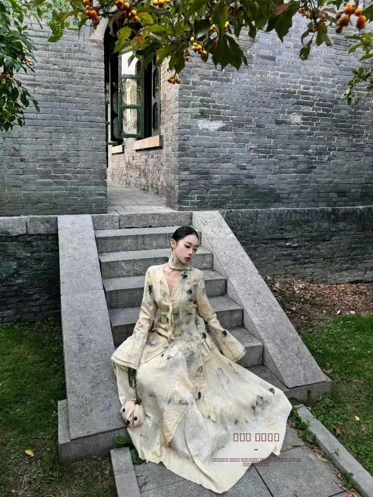 

Новая китайская дизайнерская сенсация: топ с растительным окрашиванием и модная повседневная юбка с коротким рукавом, круглым вырезом и застежкой на пуговицы.