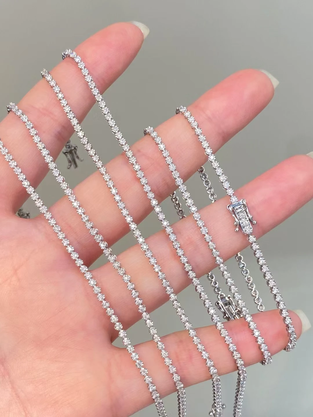 

Теннисный браслет из 10-каратного золота с круглыми бриллиантами из лабораторного производства 0,05 карата, серебрение 925 пробы с 18-каратным золотом — настройка ювелирных изделий премиум-класса