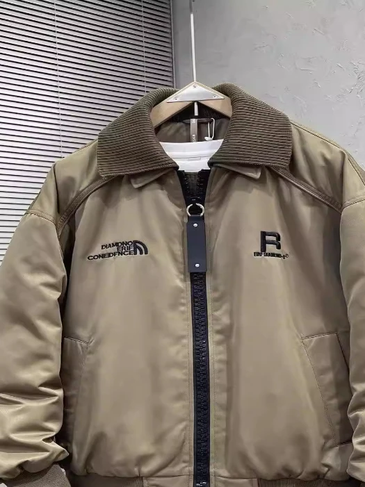 

Тепло и стиль: Мужская свободная куртка в американском ретро-стиле с воротником-стойкой для повседневной носки зимой, из полиэфирного волокна.