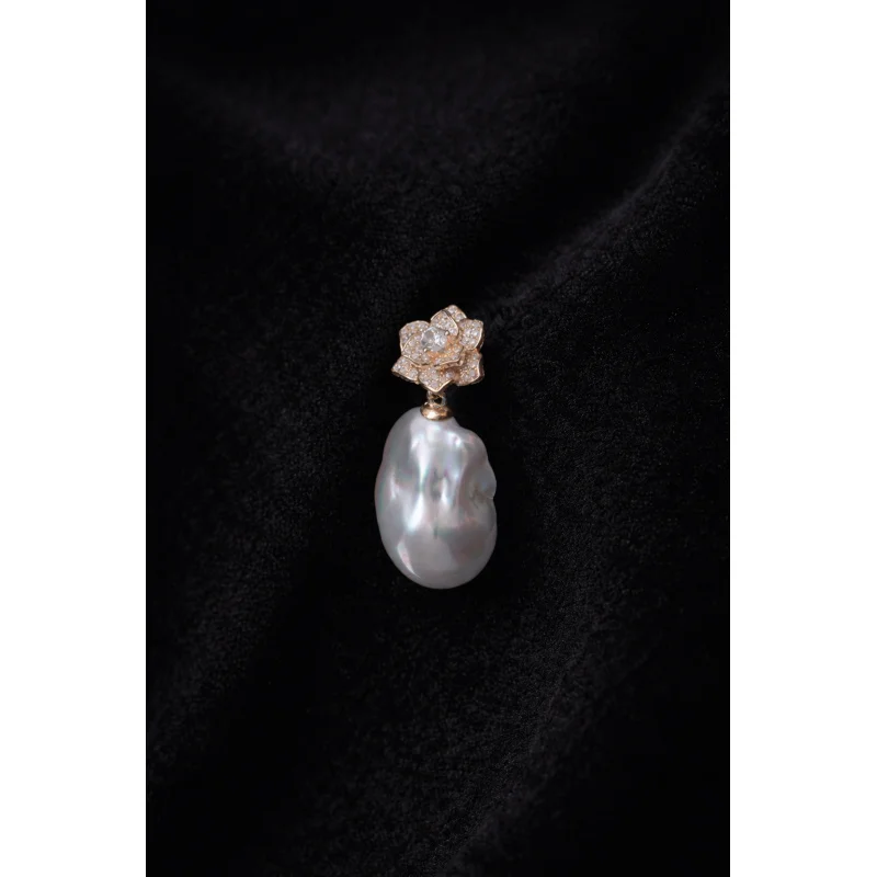 

Серьги-капли с жемчугом в стиле барокко, дизайнерские украшения, элегантные серьги с цветочным принтом и деталями золотого тона, подарок для особых случаев.