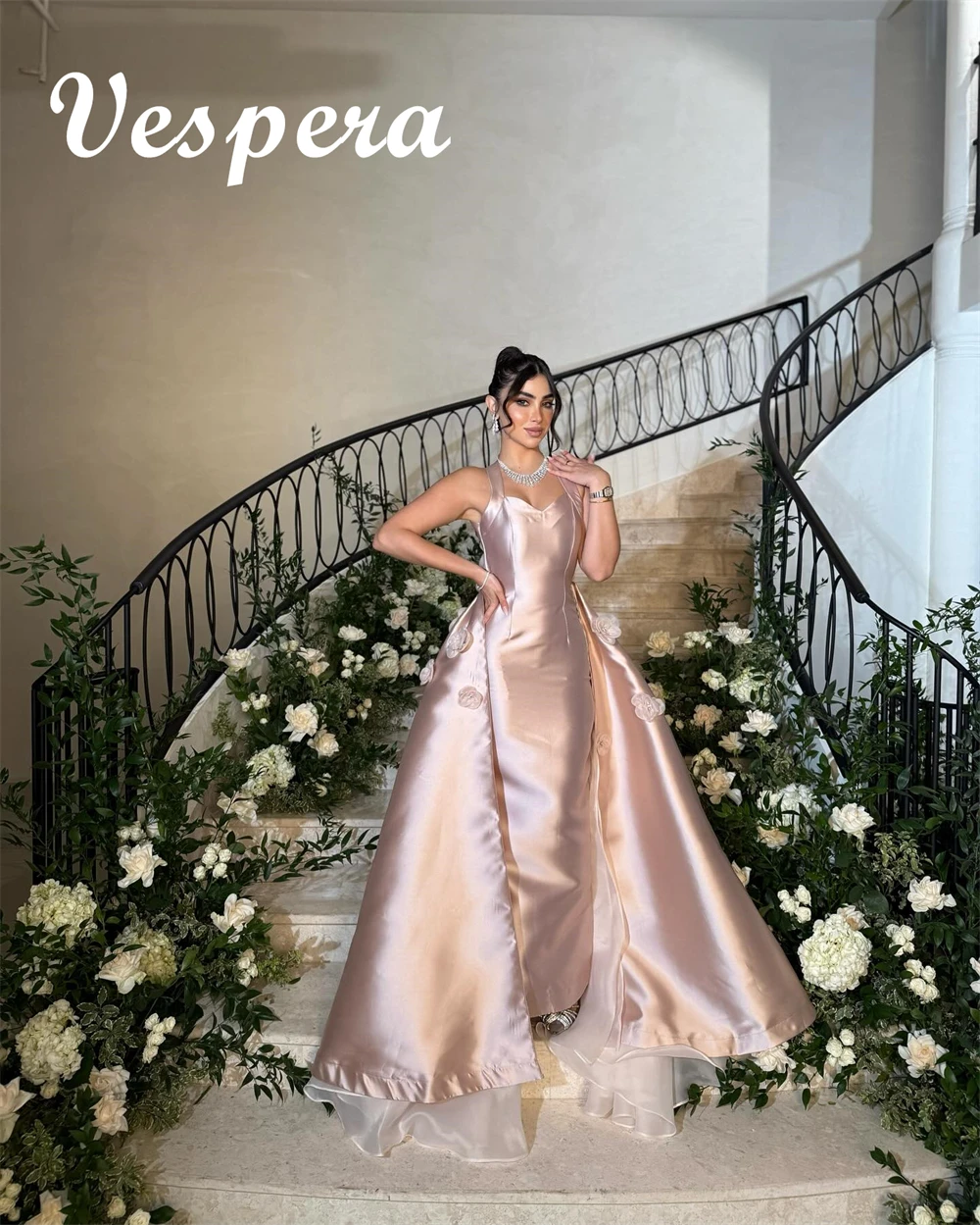 Sukienki wieczorowe satynowe wysokiej jakości szyte na miarę, wykwintne sukienki na powrót do domu bez rękawów typu halter, klasyczne suknie na specjalne okazje.