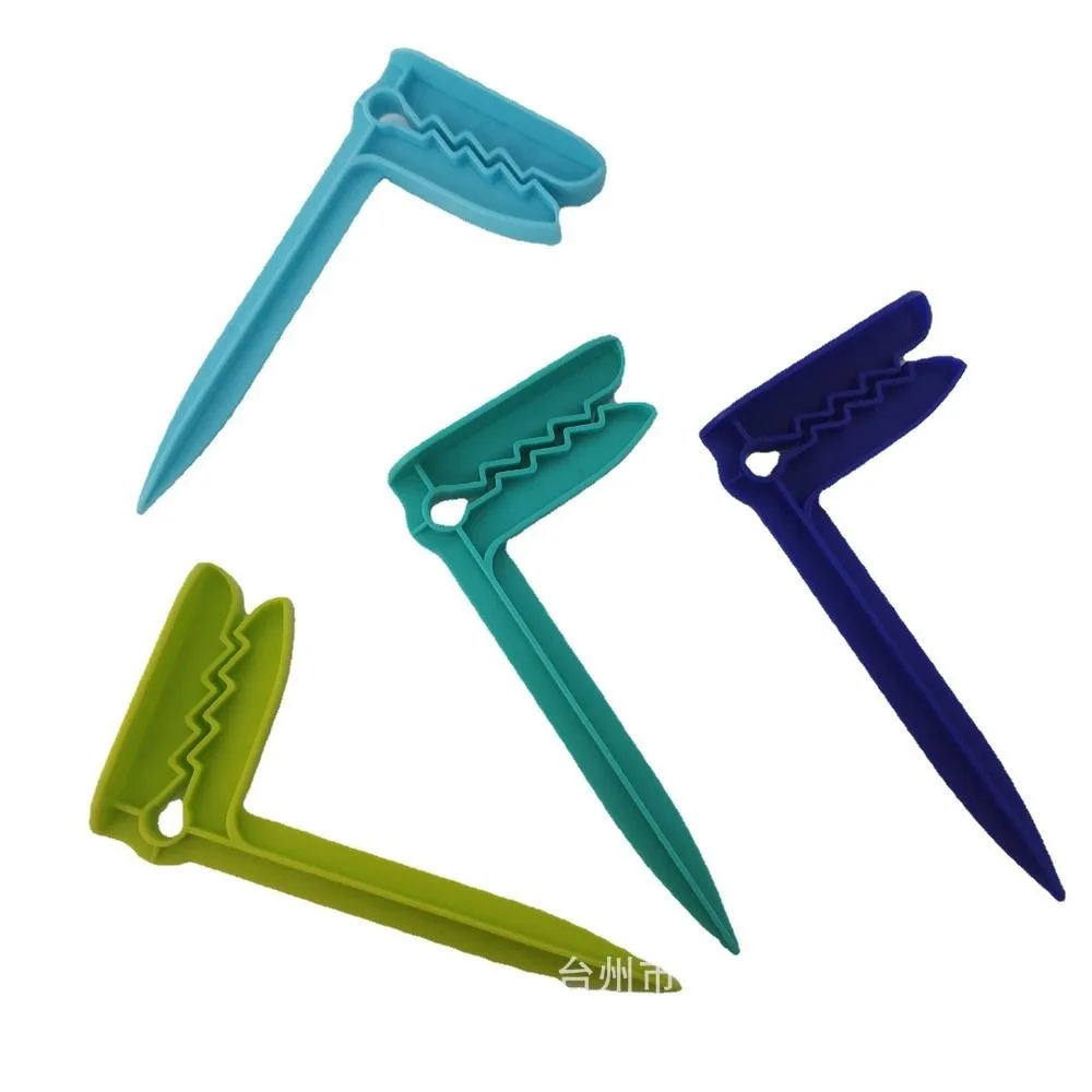 4Pcs Windproof Beach Blanket Anchor Peg Heavy Duty Non-Slip Picnic Mat Ground Peg Clip Durable Portable Beach Towel Anchor Clip