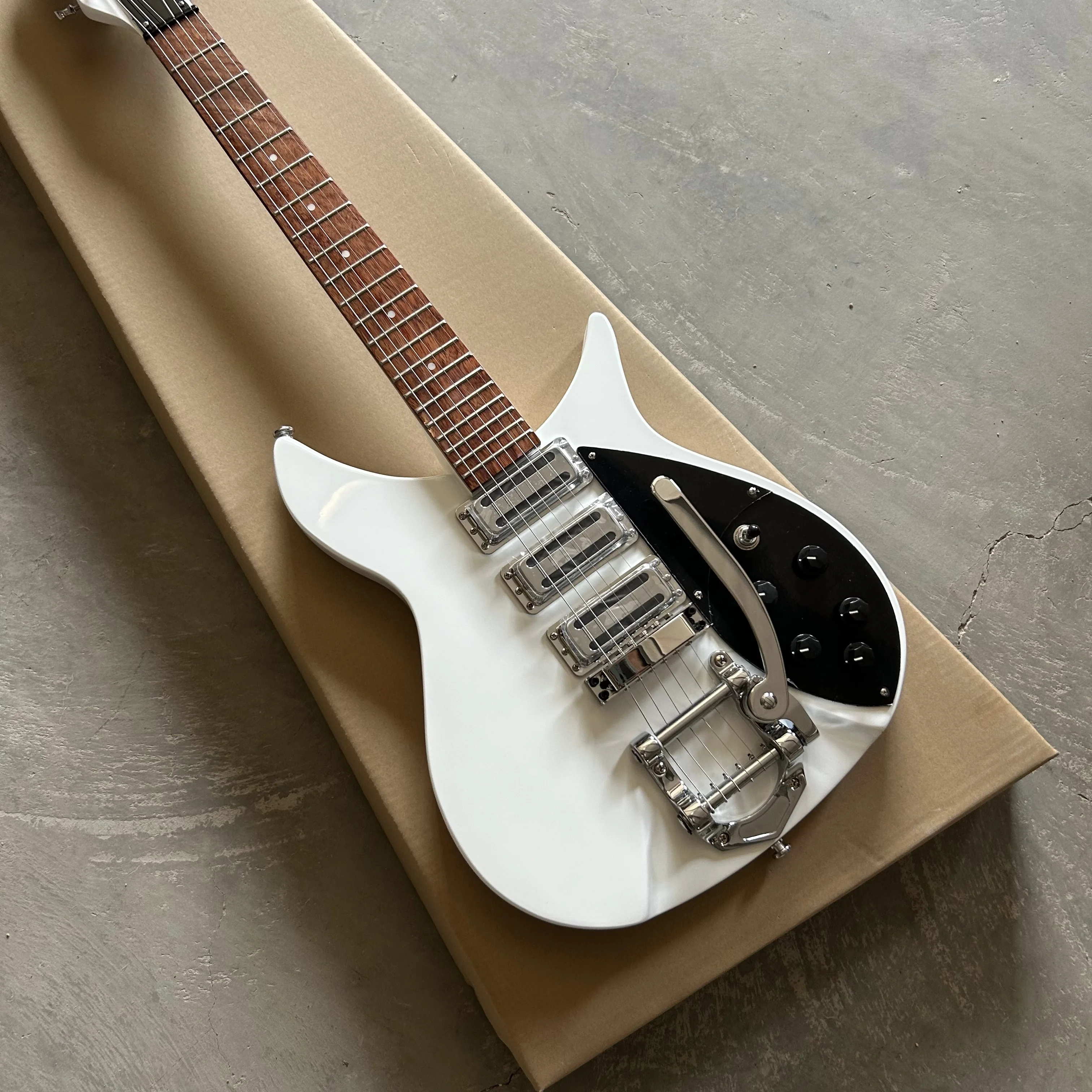 New 325 white electric guitar with an effective string length of 527MM. All colors are available for wholesale and retail