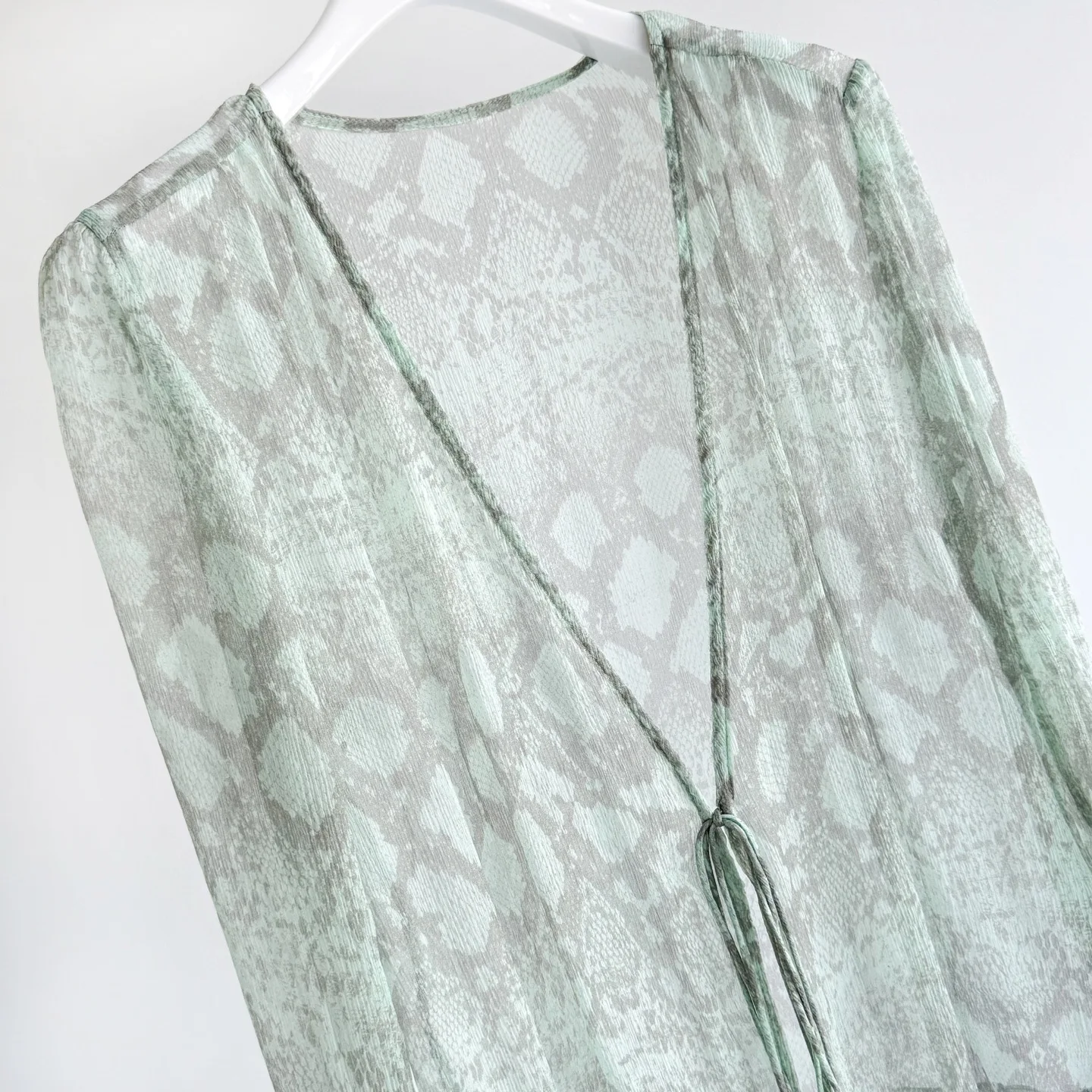 2026 New Women Snake Pattern Print V-neck Long Sleeves Top