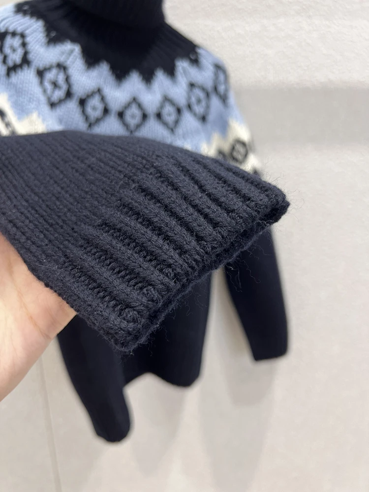 เสื้อสเวตเตอร์ไหมพรมคอตั้งลายทางสไตล์เรโทร รุ่นใหม่ประจำฤดูหนาวปี 2025 จาก SVORYXIU ให้ความสบายและทันสมัยสำหรับผู้หญิง