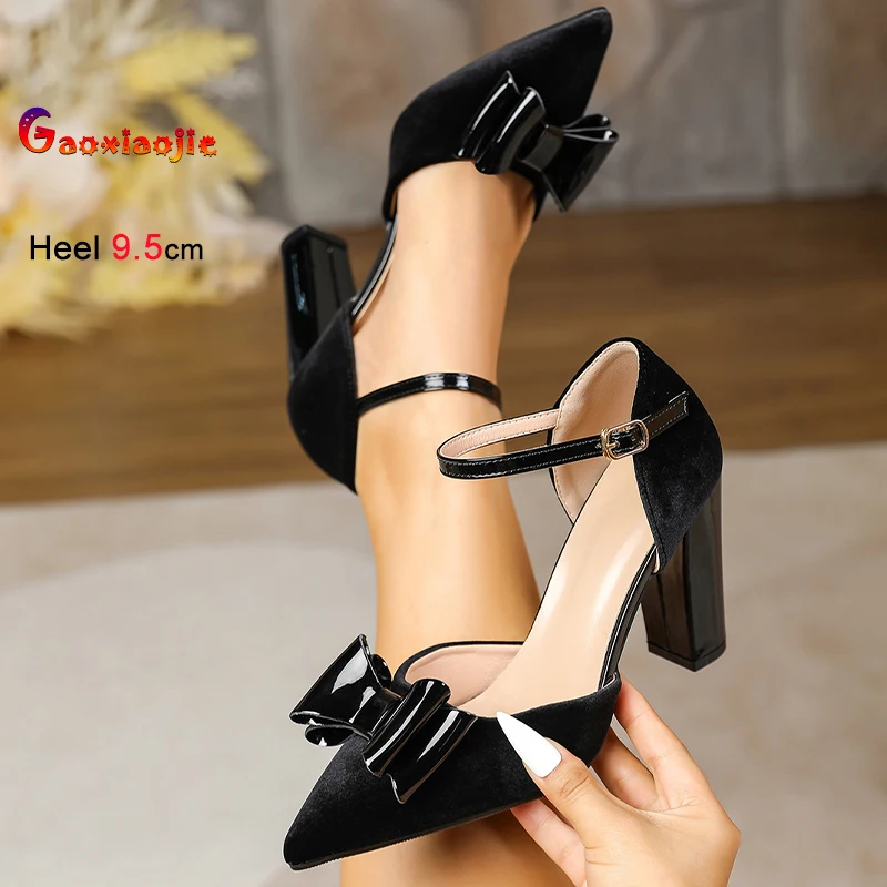 

Женские летние туфли-лодочки 2026 года из черной замши с бантом, острым носком, ремешком на щиколотке с пряжкой, на толстом каблуке 9,5 см, с вырезами по бокам
