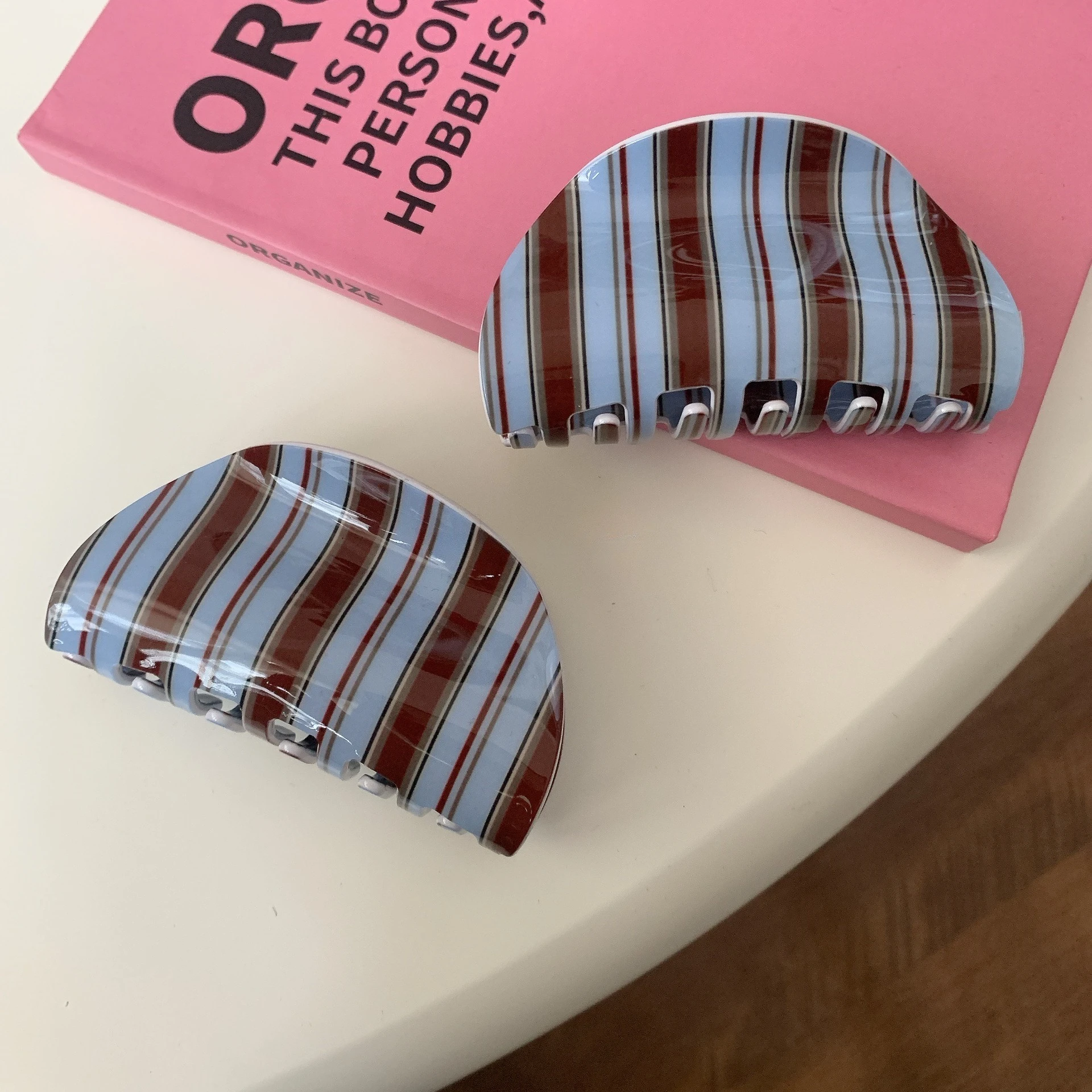 1 Stück Retro-gestreifter Griffclip für alle Jahreszeiten. Das Streifendesign ist im Retro-Stil ist vielseitig einsetzbar, mit starkem Griff und verschiedenen Frisuren geeignet – Detail 7
