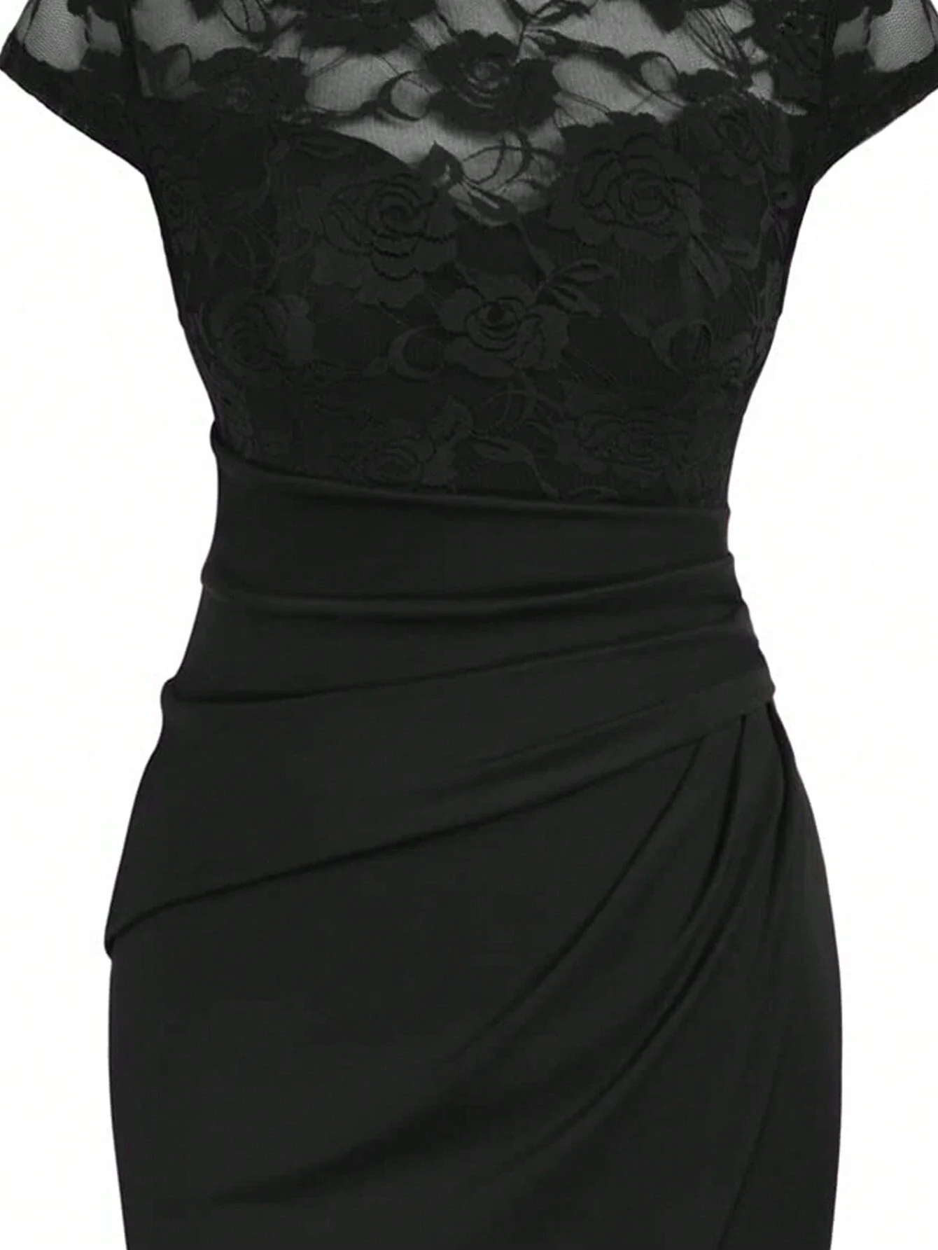 

Черное кружевное платье-футляр с пэчворком, драпировкой на талии и разрезом спереди