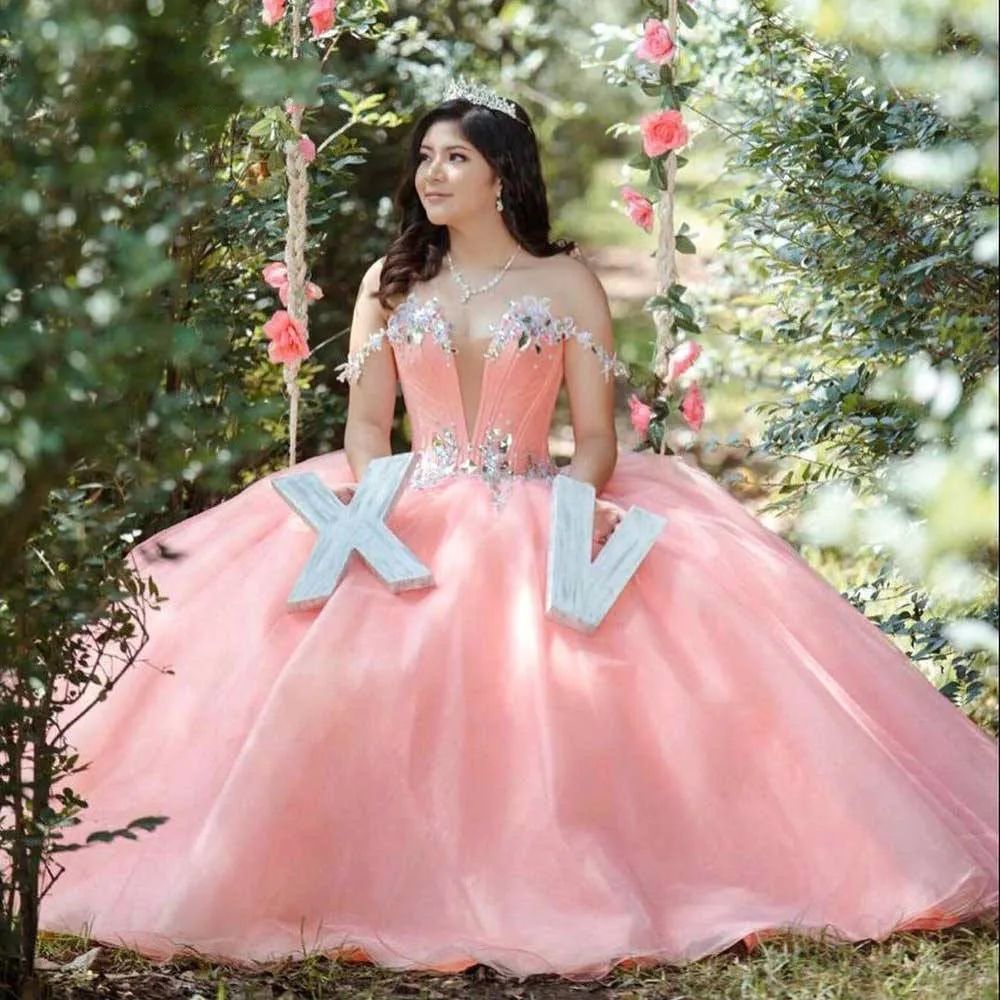 Vestidos de quinceañera XV rosa 2024, cuello en V profundo, dulce 15 16, falda hinchada sin espalda, fiesta de cumpleaños, tren de barrido encantador