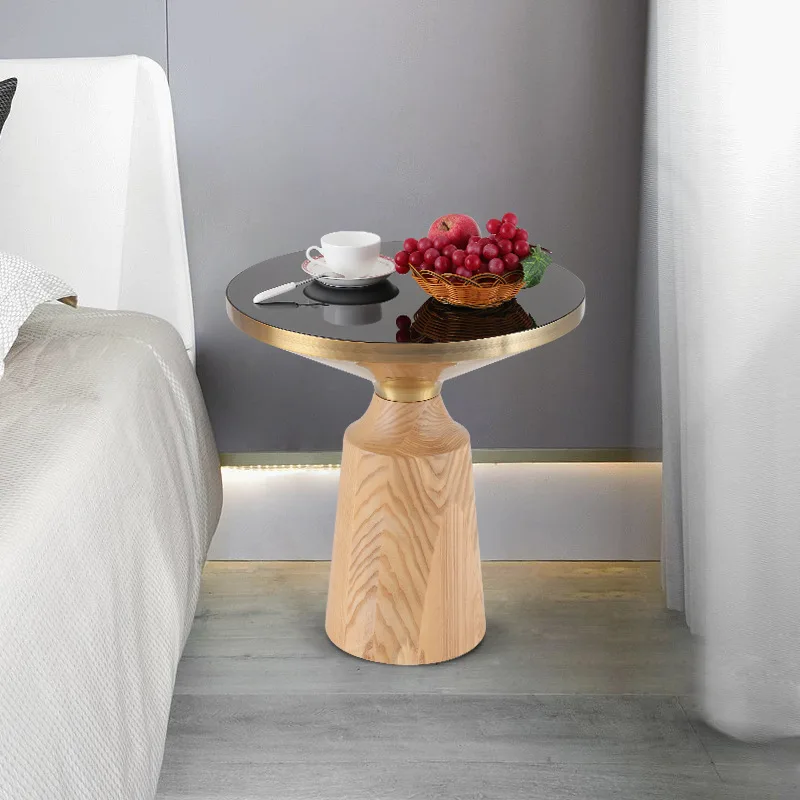 طاولة قهوة من الخشب الصلب، غرفة معيشة بسيطة وحديثة، شقة صغيرة، طاولة قهوة مستديرة