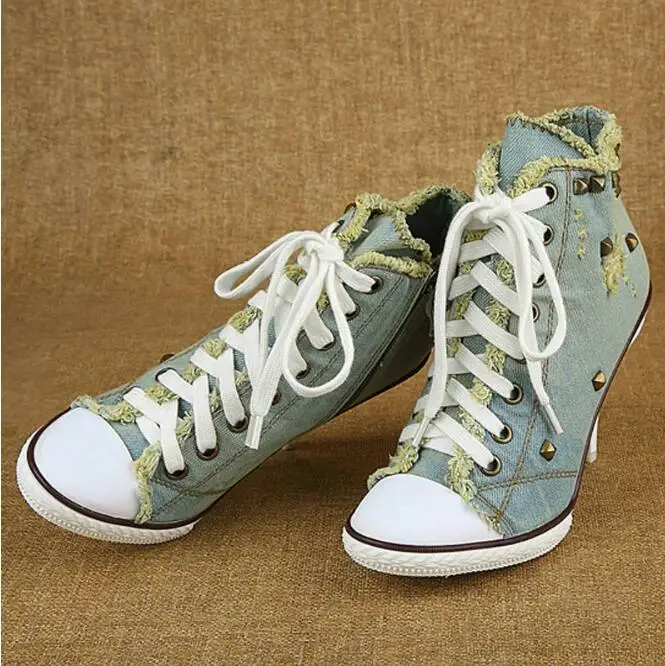 Sepatu Boots Wanita Model Cowboy Musim Semi dengan Rivet Logam, Denim Berumbai, Hak Tinggi, Tali Sepatu, dan Ritsleting Samping