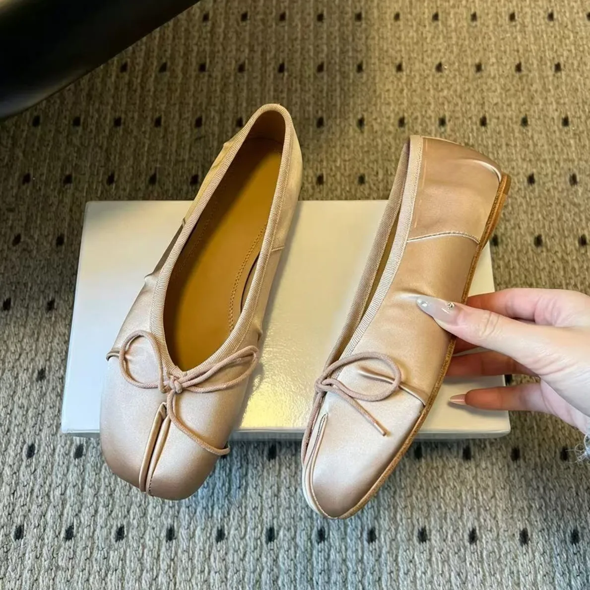 Designer High Quality Split Toe Single Shoes for Women 2026 New Silk Silk Bow Flat Pink Pig Hoof Ballet Single Shoes