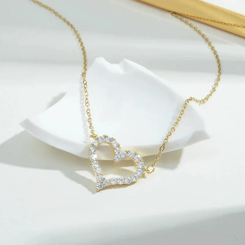 القلادة على شكل قلب عبارة عن إكسسوار صيفي بسيط ومتعدد الاستخدامات وعصري لن يتلاشى. إنها فائقة لافتة للنظر