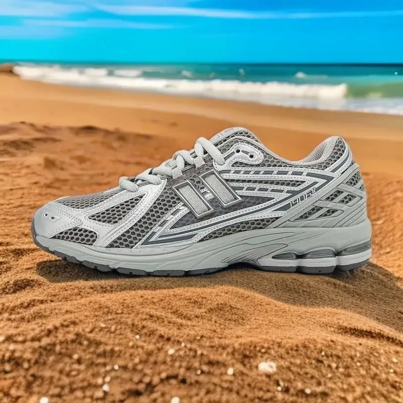 

BootsTrendy retro sports shoes, classic silhouette, trend comeback trendy shoes commuting-friendly