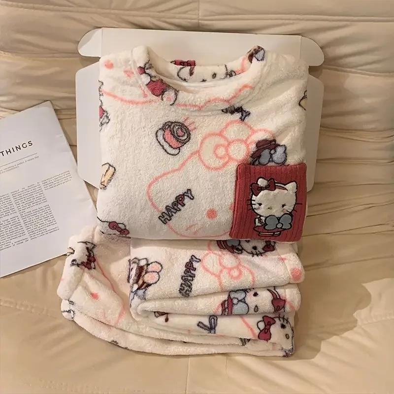 طقم بيجامة من الصوف المرجاني هالو كيتي 2025 ملابس نوم شتوية من الفلانيل للنساء ملابس نوم كرتونية لطيفة ملابس منزلية حرارية مريحة