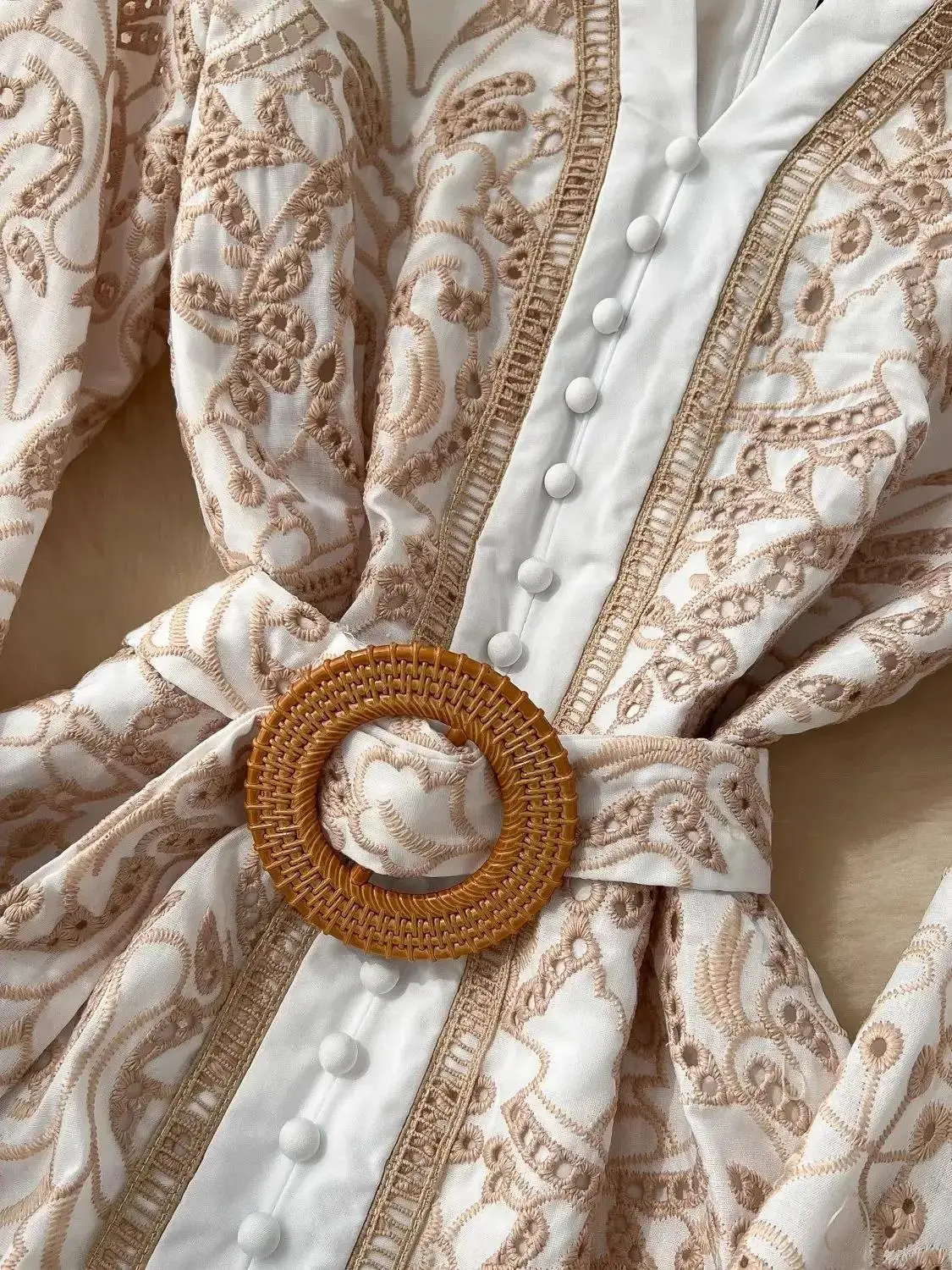 Abito longuette da donna di alta qualità con scollo a V e bottoni con cintura divisa Abito longuette francese vintage con ricamo floreale scollato in pizzo beige