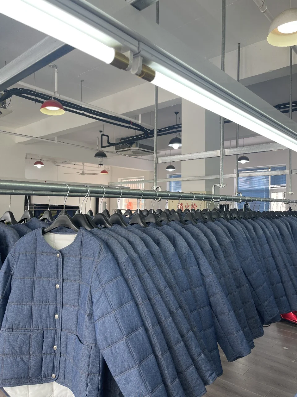 Giacca da donna in denim leggero trapuntato casual alla moda autunnale e invernale di alta qualità